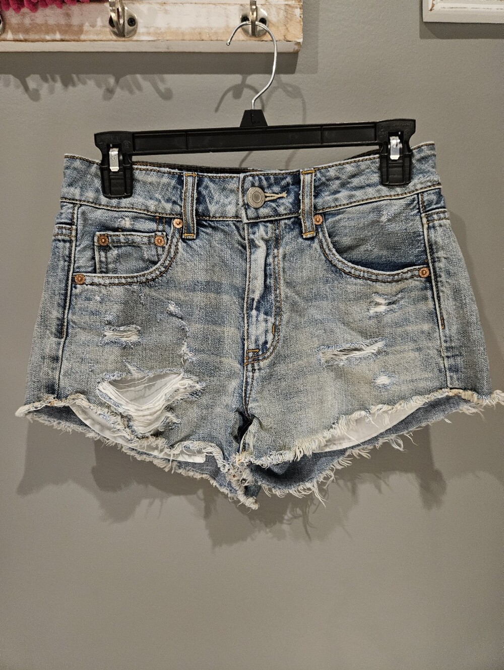 American Eagle Outfitters Light Wash Distressed Denim Shorts Size 4